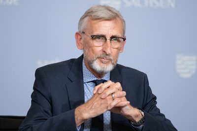 Sachsens Innenminister Armin Schuster stellt den aktuellen Verfassungsschutzbericht vor. (Archivbild) 