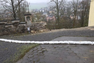 Die Zinnen über der Schadensstelle von 2012 wurden vorsorglich abgetragen.