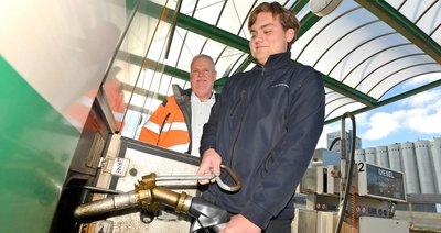 In so einen Zug passt jede Menge Diesel. Ausbilder Olaf Temp kontrolliert, ob Nicolas Fähse das Tanken richtig macht.