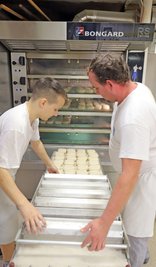 Die Bäcker Sören Kost (rechts) und Ludwig Wenzel beim Brötchen backen. 4000 sind es jeden Tag, dazu kommen 300 Brote und 30 Kuchen.