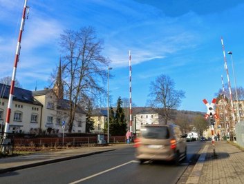 Sie sind wieder in Betrieb: die Bahnschranken an der Auer Rudolf-Breitscheid-Straße. 