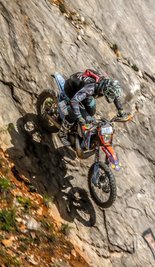 Nichts für schwache Nerven: Marcel Teucher muss mit seiner Maschine während des Enduro-Panorama 2018 in Rumänien eine Felswand hinab. Ab Mittwoch versucht der Wiesaer erneut, mit dieser 300er KTM nahezu unbezwingbar erscheinende Passagen zu bewältigen. 