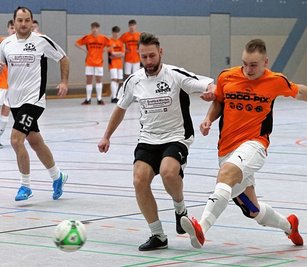 Sven Lissel und Marcel Beier vom Team "Die Knipser" als Haupt-Organisatoren des Schwarzenberger Hallenmasters bekamen es in dieser Szene mit dem Team "Cocopix" um Dominik Schramm (v. l.) zu tun. Beide Mannschaften schafften den Sprung in die Endrunde. 