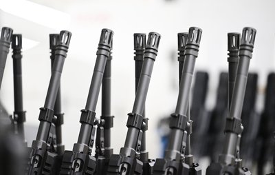 Stahl an Stahl: Die Läufe von Sturmgewehren in der Produktion von Heckler & Koch.
