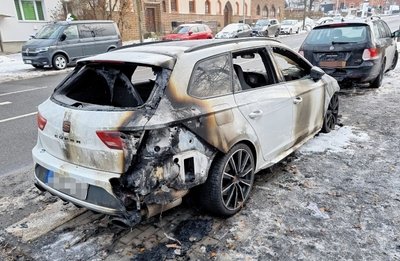 Der Seat Cupra wurde vom Feuer stark beschädigt. 