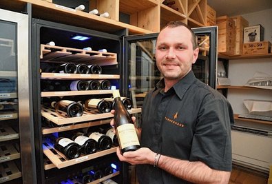 Roman Müller, Serviceleiter im Restaurant Tannenhaus in Schöneck, bietet den Gästen beim Acht-Gänge-Menü natürlich auch den passenden Wein an. 