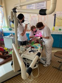 Improvisieren ist oft angesagt: Beispielsweise hätten sich Stirnlampen als sehr gute Alternative erwiesen. Zahnärztin Christine Neubert aus Grünhain (Bildmitte) während der Behandlung.