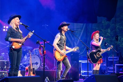 Stefanie Hertel (links) tritt mit Ehemann Lanny (Mitte) und Tochter Johanna (rechts) am Freitagabend auf Schloss Voigtsberg auf. Das Konzert der Band More Than Words im Teil des Burgsommers.