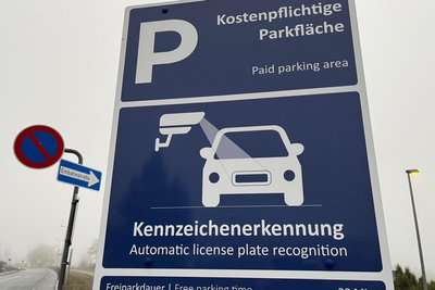 Der Parkplatz am Bahnhof in Schöneck ist kostenpflichtig.