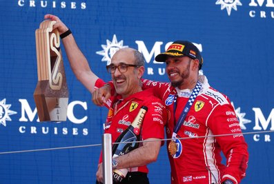 Lewis Hamilton (r) und sein Renningenieur Carlo Santo haben den Ferrari-Aufschwung organisiert.