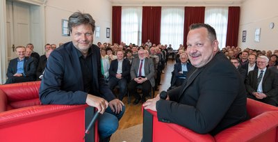 Grünen-Chef Robert Habeck (li.) und Moderator Gunnar Baumann zu Beginn der Veranstaltung in der Aula des Freien Gymnasium Penig.