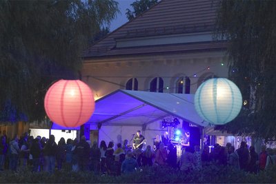 Stimmungsvolles an der Festhalle: Am Wochenende lädt Bad Brambach zum 30. Lampionfest in den Kurpark ein.