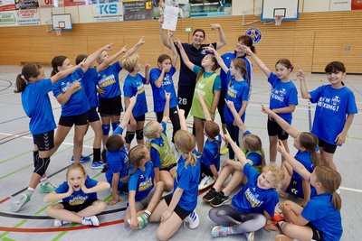 Beim HSV 1956 Marienberg sind alle stolz auf die Stützpunkt-Urkunde des sächsischen Handball-Verbands.