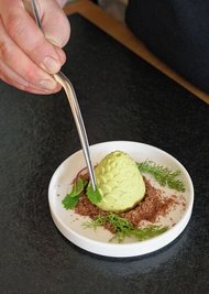 Ein Tannenzapfen aus Butter gehört zum Menü und wird als Appetit-Anreger serviert.