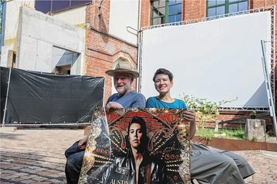 Jens Tuffner und Maret Wolff organisieren das Freilichtkino im Tuffner-Hof. Jens Tuffner freut sich, dass sein Hof den Besuchern so gefällt und möchte ihn künftig öfter nutzen.