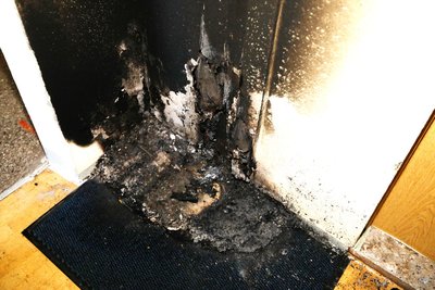 Unbekannte zündeten offenbar Schuhe im Hausflur an.