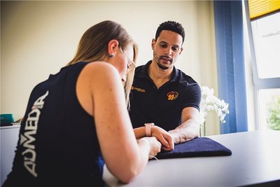 Derzeit absolviert Dominic Lockhart eine Rehabilitationstherapie für den operierten Finger, demnächst will er wieder mit dem Ball trainieren. 