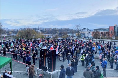Zur Kundgebung des "Forums für Demokratie und Freiheit" am Samstag auf dem Neustadtplatz in Plauen kamen laut Polizei 860 Teilnehmer.