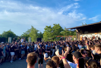Ausgewählte Fans bekamen Adresse und Uhrzeit des Gigs zugeschickt. 