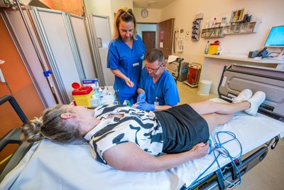 Krankenschwester Isabell Scheller und der Pfleger für Notfallmedizin, Sven Lauks, gehören zum Team der Notaufnahme. Ein Sommerloch kennt die Abteilung nicht.