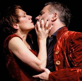 Oda Pretzschner und Tom Quaas bieten in John von Düffels Neuübersetzung des Shakespeare-Dramas "Macbeth" ein fast klaustrophobisches Kammerspiel. 