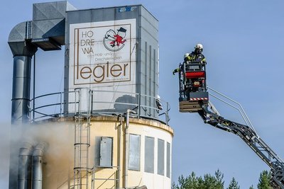 Ein Brand in diesem mit Spänen gefüllten Silo hat einen Großeinsatz von Rettungskräften ausgelöst. Mehrere Feuerwehrleute waren infolge eines Löschversuchs schwer verletzt worden - mutmaßlich durch Kohlenmonoxid-Vergiftung. 