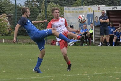 In der Szene ist der Ebersbrunner Jona Baumann (rechts) zwar vor dem Oberfrohnaer Jannik Schaller am Ball, am Ende behielten die Gäste aber die Oberhand und nahmen die drei Punkte mit aus Ebersbrunn.