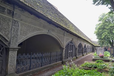 Eine Seltenheit in Deutschland: ein Friedhof aus der Renaissance mit Arkadengräbern, ein Camposanto, in Halle an der Saale. 