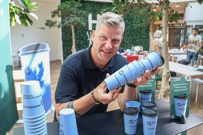 Mit diesen Chemnitz-Bechern soll ein neues Mehrwegsystem in der Stadt starten. Umgesetzt wird es von Jens Preißler, der mit seiner Firma Pfandsysteme anbietet. 