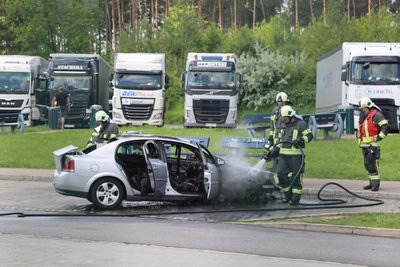 Das brennende Auto auf dem Rastplatz an der A 4 wurde von der Feuerwehr gelöscht.