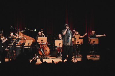 Kammer machen: Der Hamburger Rapper Samy Deluxe ließ bei seinem Konzert in der Chemnitzer Stadthalle Rap und Klassik verschmelzen.