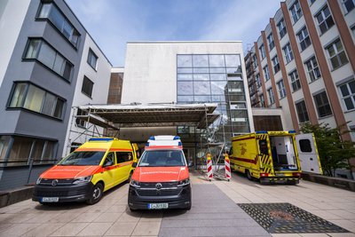Die Liegendanfahrt wurde mit einem Gerüst ausgestattet, um die Patienten zumindest etwas vor Regen oder Schnee zu schützen.