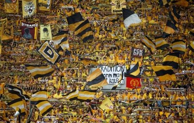 Bullenkopf-Wurf: Sechs Fans von Dynamo Dresden sind mittlerweile identifiziert.