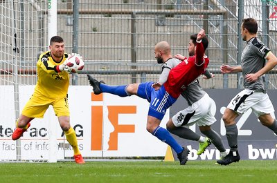 Zwickaus Torhüter Johannes Brinkies pflückt Hachings Schimmer den Ball vor dem Fuß weg. Der Stürmer der Randmünchner scheiterte zudem mit einem Elfmeter an der Zwickauer Nummer 1.