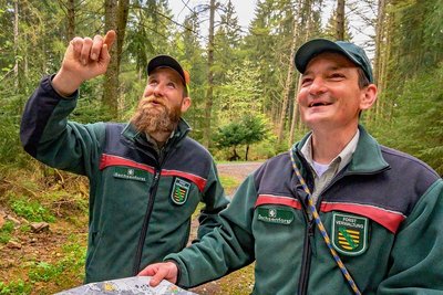Tobias Hamm (l.) und Johannes Riedel im Gelenauer Forst, einem von 17 Beispielrevieren.