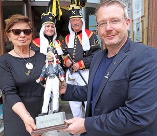 Iris Thiele (links) und Sven Krüger (rechts) präsentieren Bergakademisten in drei Größen: ganz klein am Revers des OB, klein und aus Holz in ihren Händen und in Fleisch und Blut mit zwei Mitgliedern der Historischen Freiberger Berg- und Hüttenknappschaft. 