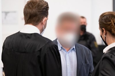 Alexander S. aus Markkleeberg bespricht sich im Dresdner Oberlandesgericht mit seinen Anwälten. Er will nicht geahnt haben, dass seine Exporte für die russische Rüstungsindustrie bestimmt sein könnten. 