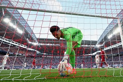 Leipzigs Torhüter Janis Blaswich holt den Ball aus dem Netz. Insgesamt "klingelte" es fünfmal RB-Kasten.
