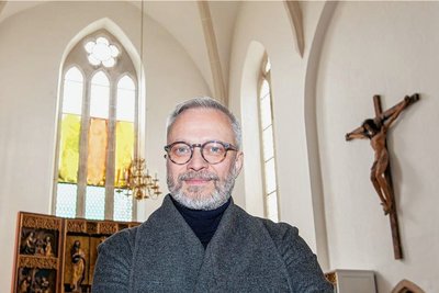 Weltstar ohne Allüren: Michael Triegel lebt und arbeitet in Leipzig. Mit dem anderen Großen der Neuen Leipziger Schule, Neo Rauch, verbindet ihn eine Künstlerfreundschaft. Im Hintergrund das noch nicht enthüllte Glasbild. 