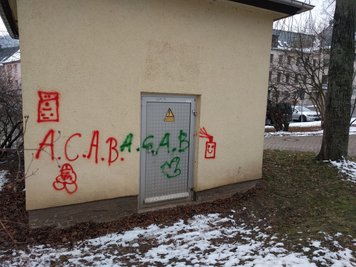 Gegenüber vom Polizeigebäude in Aue haben Unbekannte beleidigende Graffiti gesprüht.