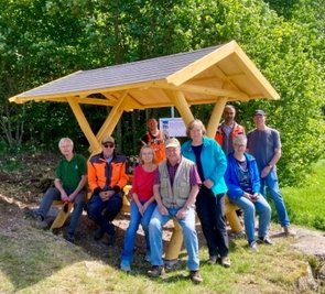 Mitglieder des EZV Schwarzenberg und Männer vom Bauhof haben die Sitzgruppe aufgestellt. 