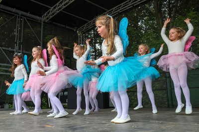 Auf der Bühne sorgten unter anderem Meeta-Girls, Tanzboden, Jugendclub „Berverly Hills“ und Musikschule Fröhlich für Unterhaltung.