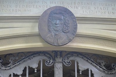 Hallensische Prominenz: Arkadengrabstätte von Johann Christoph Dreyhaupt, einem Historiker und Juristen aus dem 18. Jahrhundert.