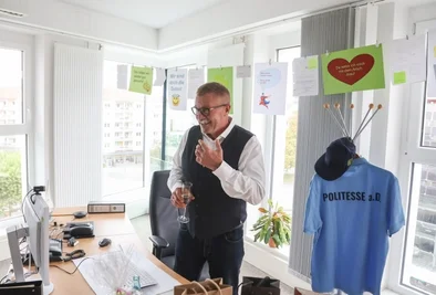 "Da setze ich mich mit dem Arsch drauf", lautet einer der Sprüche, die Mitarbeitende in einer Runkel-Sammlung auf einer Leine aufgehängt haben.