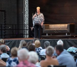 Daphne de luxe im Freiberger Schlosshof. 