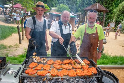 Andreas, Tim und Ronald stehen jedes Jahr am Grill.