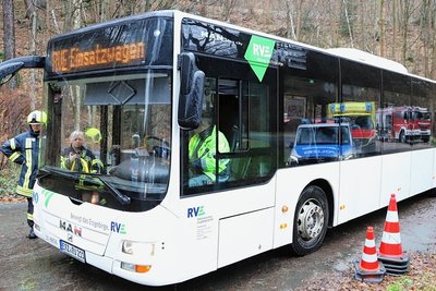 Ein Bus des Regionalverkehrs holte die Fahrgäste des Citybahn-Zugs ab. 