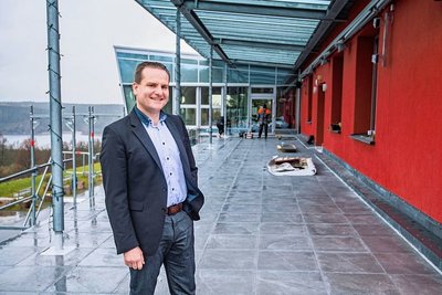 Die Terrasse vom Hotel Am Bühl in Eibenstock wird derzeit erneuert. Weitere Modernisierungsmaßnahmen sind laut Geschäftsführer Ralf Schibelius für das laufende Jahr geplant. 