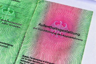 Mit einer solchen Aufenthaltsgestattung weisen sich Personen aus, die Asyl beantragt haben. Am Mittwoch soll im Kreistag Mittelsachsen über Aufnahme und Abschiebung von Asylsuchenden diskutiert werden. 