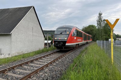 Am Bahnübergang Marienberg, Dörfelstraße, ist ein neuer Haltepunkt vorgesehen, der vor allem von Schülern des Gymnasiums genutzt werden soll.